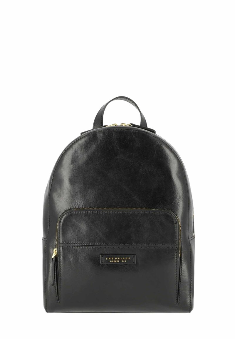 Zaino in pelle nera con forma arrotondata, texture liscia, dettagli in metallo dorato e una tasca frontale con zip che presenta un'etichetta del marchio.