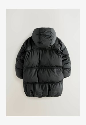 Črna podložena jakna s kapuco, šivanim delom in diskretnim blagovnim napisom. Gladka tekstura in elastični manšeti dopolnjujeta obliko.