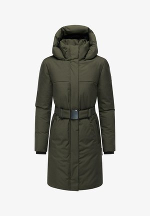 Manteau d'hiver matelassé vert avec un col haut, capuche amovible, ceinture à la taille et poches zippées. Présente un tissu lisse et texturé.