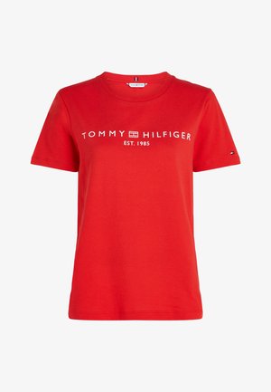 Maglietta rossa in cotone con scollo rotondo, maniche corte e logo bianco "TOMMY HILFIGER EST. 1985" stampato sul davanti.