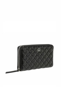 Cartera negra de cuero acolchado con cremallera plateada y logo. Presenta una textura suave y forma rectangular, con un perfil delgado para facilitar su portabilidad.