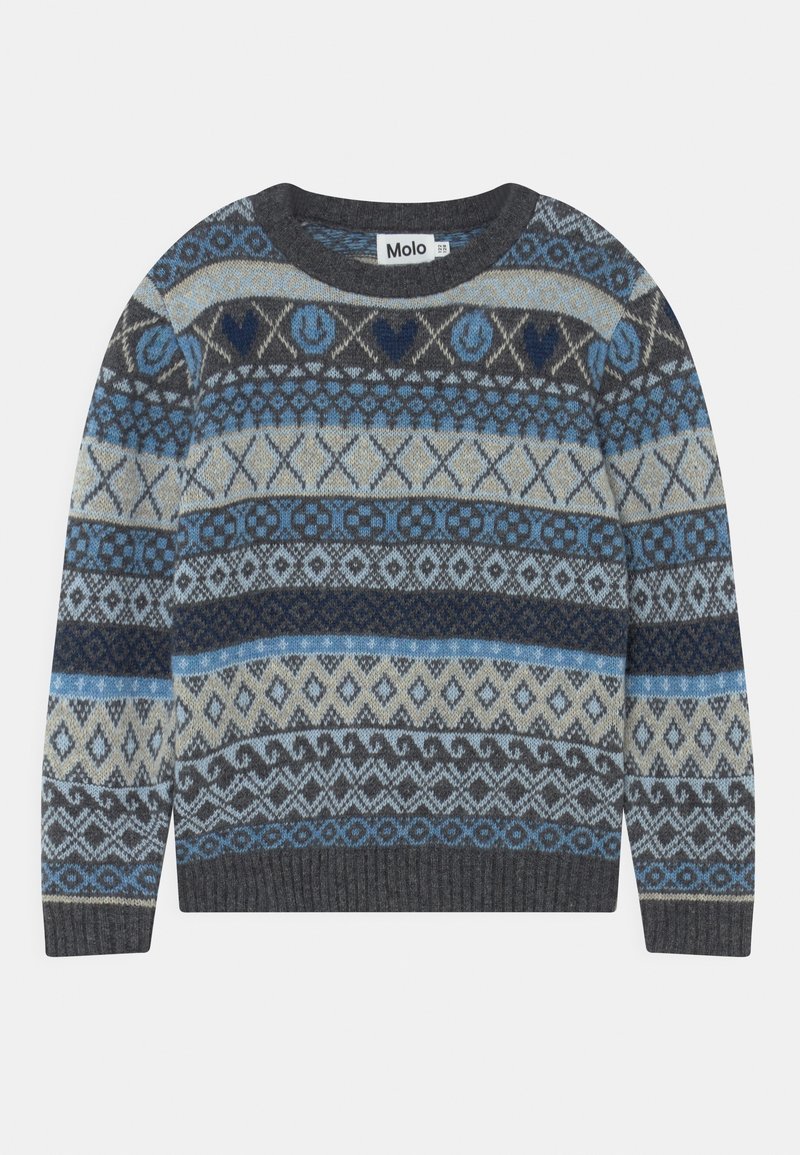 Pull tricoté avec un col rond, une base grise et des motifs géométriques en nuances de bleu et de crème sur tout le corps et les manches.