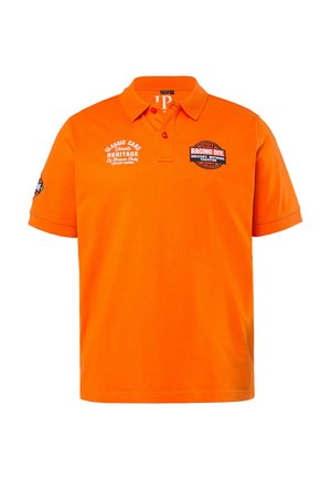 Fel oranje polo met korte mouwen, kraag, twee-knops knoopsluiting en vintage racing-thema witte en zwarte tekstpatches op borst en mouw.