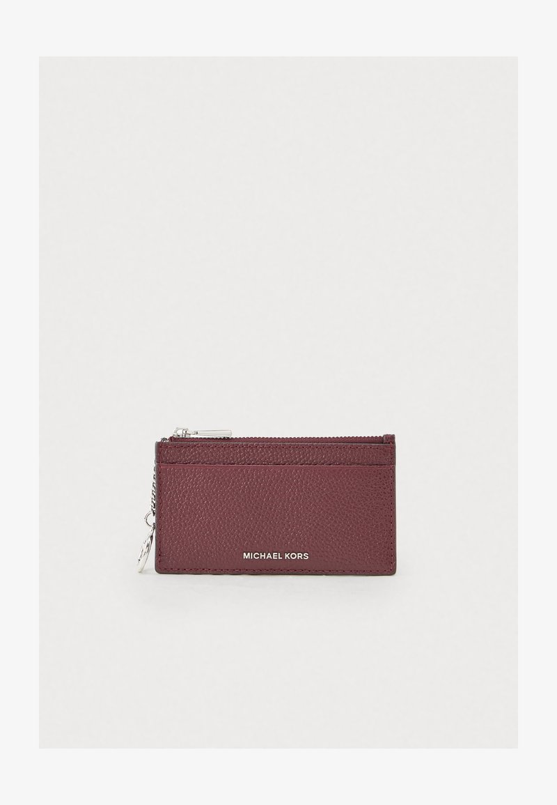 Bordeauxfarbener, strukturierten Leder-Kartenhalter mit einem Reißverschlussfach, silbernen Hardware-Details und dem "MICHAEL KORS"-Logo auf der Vorderseite.