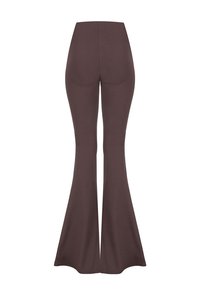 Brązowe spodnie z wysokim stanem i szerokimi nogawkami widziane od tyłu, prezentujące gładki materiał i szeroki krój.