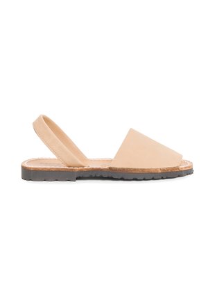 Kohvitatud nahast slingback-sandaalid, millel on lame tall ja avatud varvaste disain ning pehme tekstuur. Omab lihtsat kuju ja minimaalset õmblust.