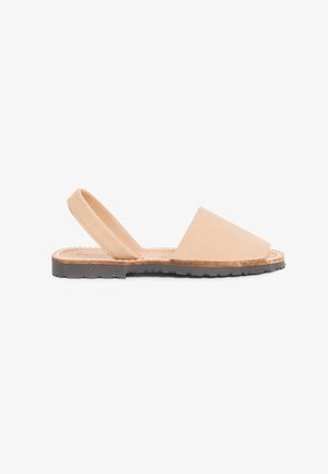 Kohvitatud nahast slingback-sandaalid, millel on lame tall ja avatud varvaste disain ning pehme tekstuur. Omab lihtsat kuju ja minimaalset õmblust.