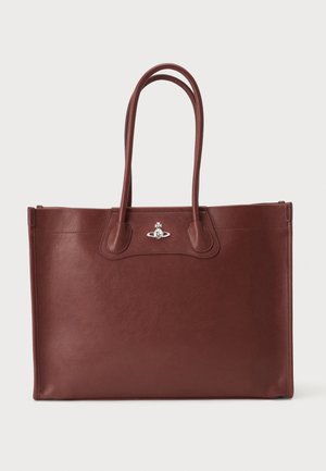 Brun lædertaske med lange dobbelthåndtag og et lille sølv kugleformet emblem på en ensfarvet baggrund.