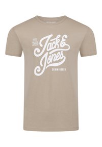 Camiseta de algodón beige claro con mangas cortas, cuello redondo y texto gráfico blanco que dice "Jack & Jones" y "Denim Goods".