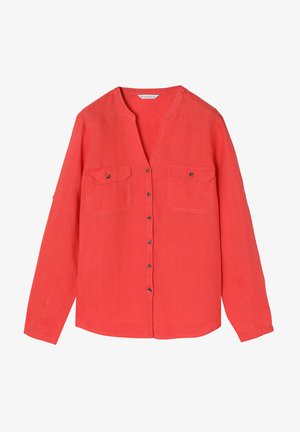 Chemise en lin corail à boutons avec un col en V, des manches longues, deux poches poitrine et des boutons en ton argent sur le devant. Tissu doux et texturé.