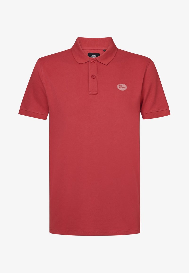 Czerwona bawełniana koszulka polo z kołnierzykiem, dwoma guzikami i małą łatą z logo na lewej piersi. Gładka tekstura i krótkie rękawy.