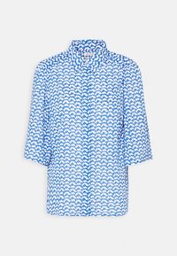 Blusa de manga corta blanca y azul con estampado, con cuello, que presenta un cierre de botones en la parte delantera y un corte relajado. Tela ligera con una textura suave.