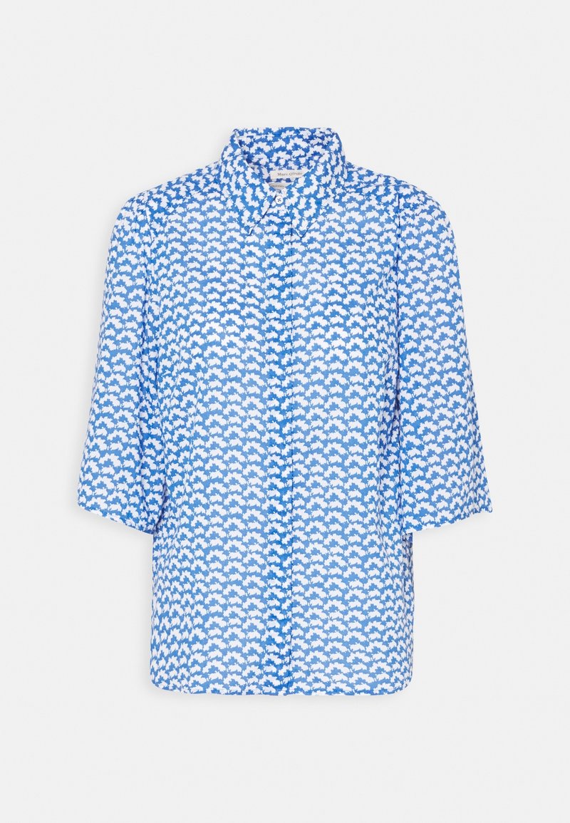 Blusa de manga corta blanca y azul con estampado, con cuello, que presenta un cierre de botones en la parte delantera y un corte relajado. Tela ligera con una textura suave.