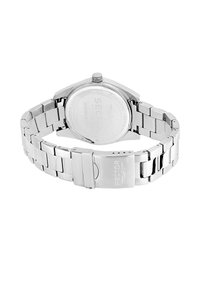 Orologio in acciaio inox argento con quadrante rotondo, un cinturino in metallo testurizzato e una chiusura a scorrimento, caratterizzato da dettagli del marchio incisi sul retro.