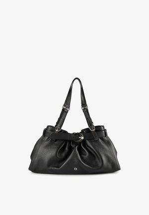 Schwarze Lederhandtasche mit gerafftem Design, zwei Schulterriemen und einer Schnallenverzierung. Verfügt über ein rundes Metallelement vorne.