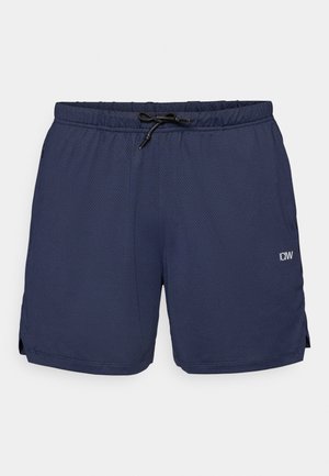 Tummansinisen sävyiset uimaportsarit, joissa on teksturoitu kuvio, joustava vyötärö ja säädettävä nauha. Ominaisuuksiin kuuluu sivurei'itykset liikkuvuuden parantamiseksi sekä logo-yksityiskohta.