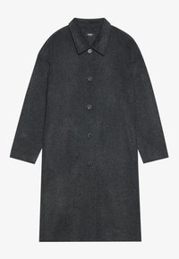 Abrigo de lana gris oscuro con un cuello clásico, mangas largas y seis botones negros en la parte delantera. Textura suave y diseño hasta la rodilla.