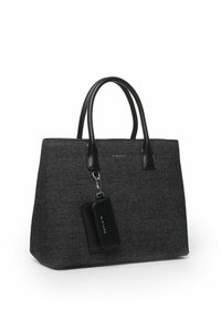 Borsa tote nera con una texture nera, manici in pelle nera e un'etichetta removibile. Forma rettangolare con un design strutturato.