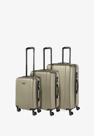 Tres maletas rígidas en color dorado metálico. Textura lisa, asas negras retráctiles, cuatro ruedas, con cremalleras y logo de la marca.