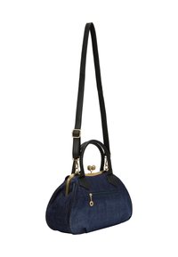 Denim håndtaske med sorte læderdetaljer, gylden lynlås og dobbelte håndtag. Har en struktureret form og en sidelomme med lynlås.