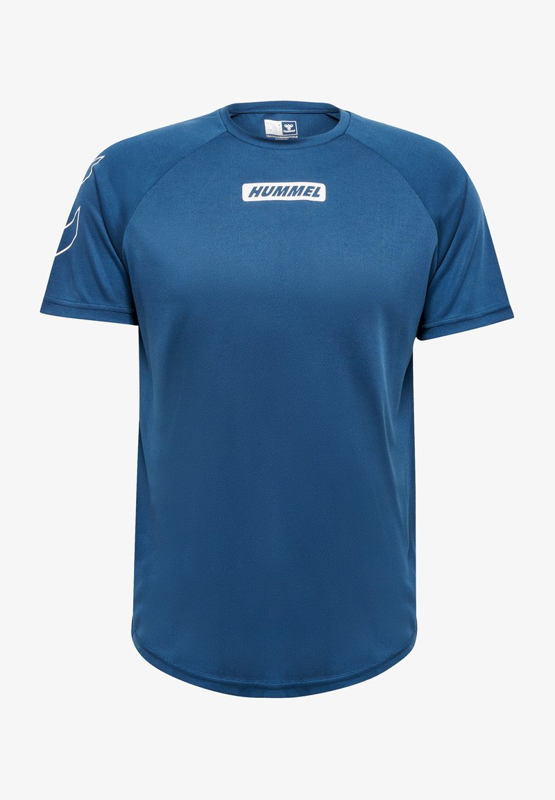 Blå atletisk t-shirt gjord av lätt, andningsbart tyg. Har rundad hals, korta ärmar och Hummel-logotyp i vitt.