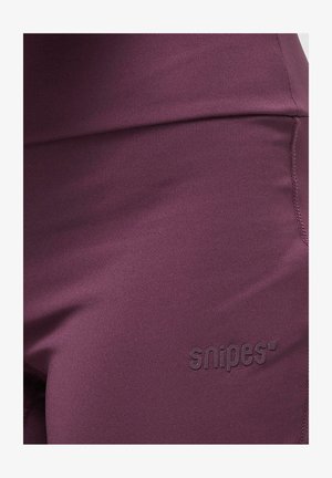 Bordové, elastické legíny vyrobené z hladkej tkaniny; obsahujú tónové logo "snipes" blízko pásu a ploché švy pozdĺž spojov.