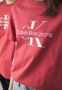 Calvin Klein Jeans DISRUPTED OUTLINE MONOLOGO TEE UNISEX - Apdrukāts T-krekls - garnet