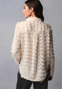 Next REGULAR FIT - Nööpidega pluus - ecru
