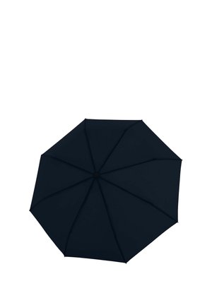 Parapluie noir fermé vu d'en haut, montrant huit panneaux segmentés et une pointe centrale.