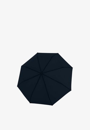 Parapluie noir fermé vu d'en haut, montrant huit panneaux segmentés et une pointe centrale.