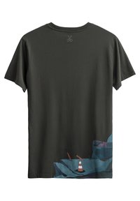 T-shirt in cotone verde scuro con maniche corte, caratterizzato da una grafica di un faro e acqua nella parte inferiore.