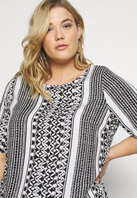 ONLY Carmakoma CARMARRAKESH - Blusa - black/cloud dancer