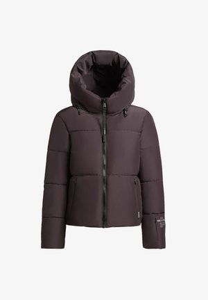 Puffjacka i mörklila med stor huva, dragkedja framtill och två sidofickor. Har horisontell quiltad design och logopatch.