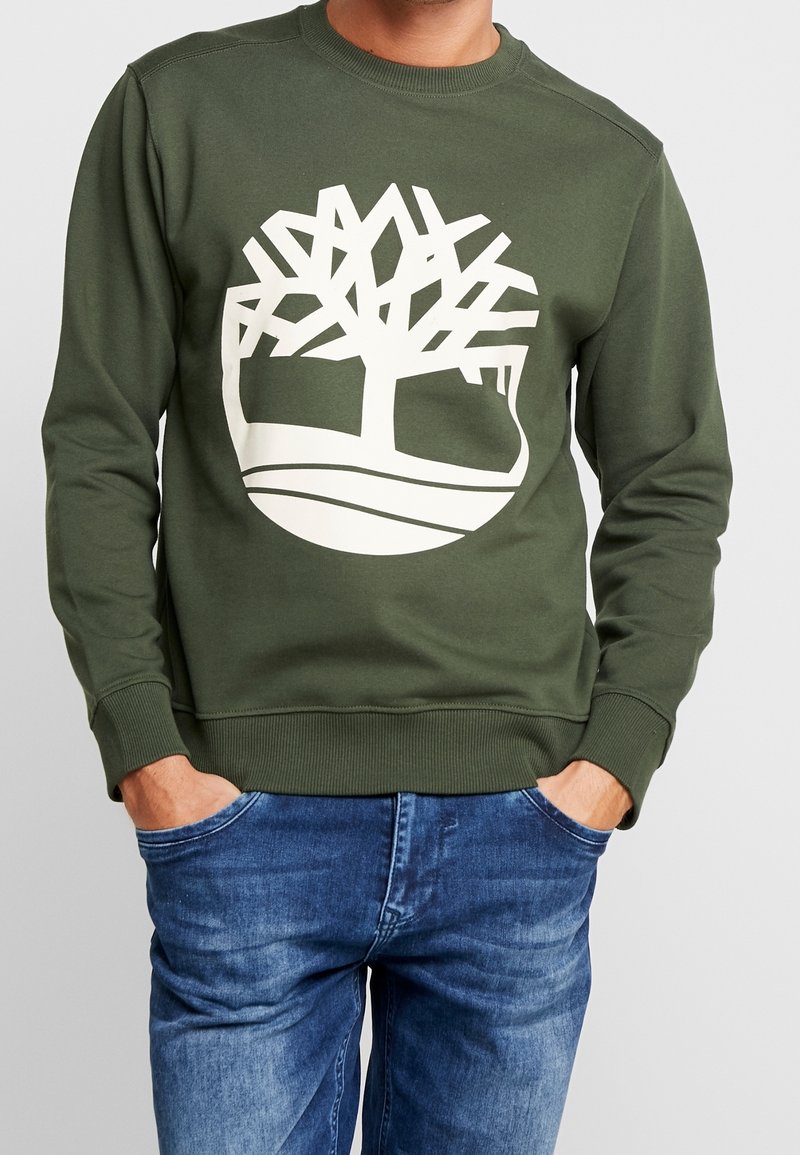 Felpa verde oliva in misto cotone, con un grande logo bianco ad albero sul fronte, e polsini e orlo a coste.