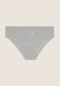 Slip in cotone grigio con tessuto liscio, fascia elastica di media larghezza in vita e taglio classico con dettagli di cuciture minime.