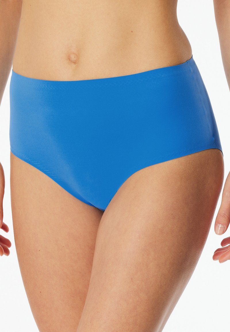 Bas de bikini taille haute bleu fabriqué en matériau lisse et extensible. Présente un design à couverture complète sans motifs ni accents.