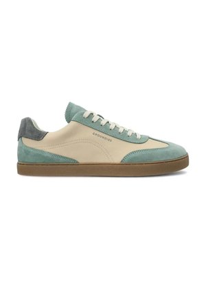 Sneaker low-top in pelle beige, dettagli in camoscio turchese e grigio, lacci bianchi e suola marrone, con la marca "GROUNDIES" sul lato.