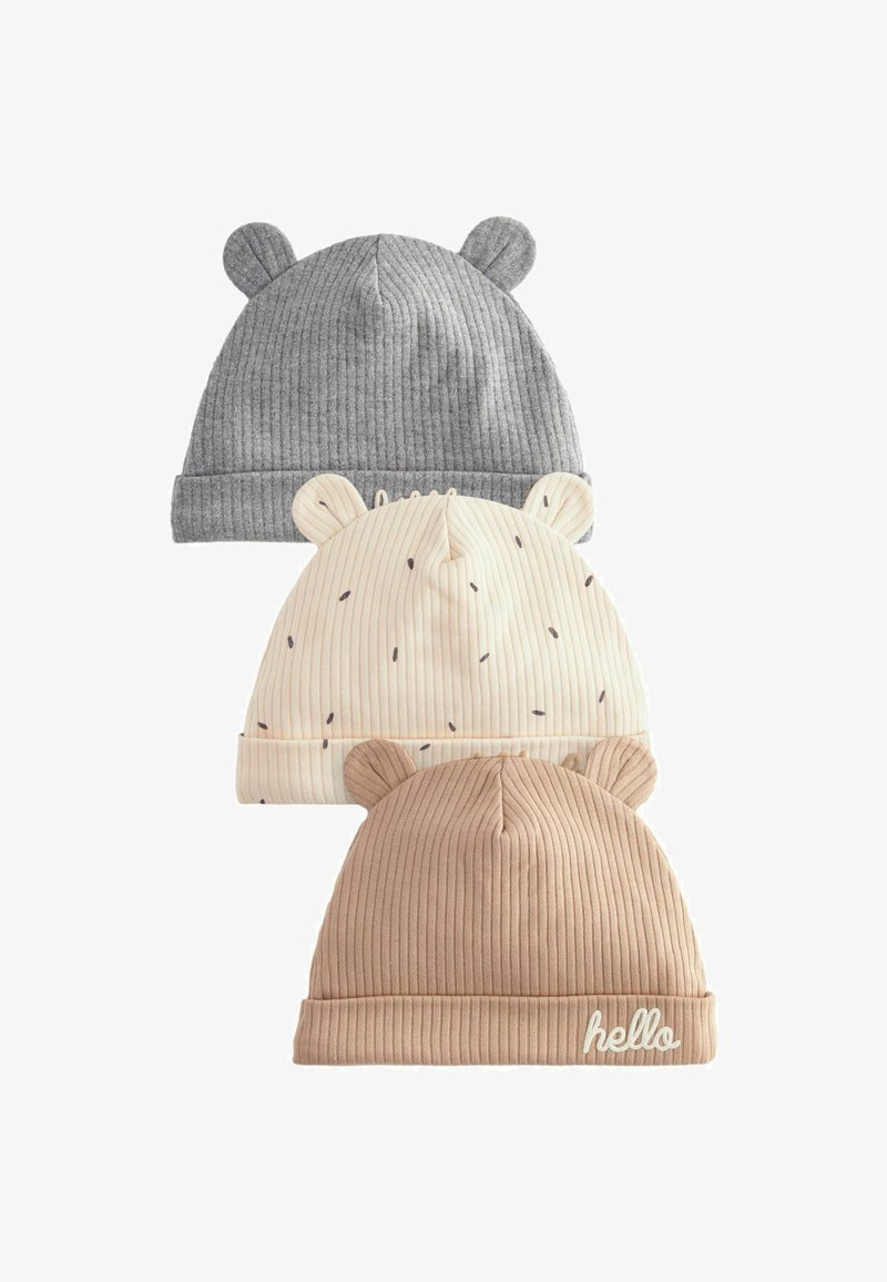 Ensemble de trois bonnets en tricot : gris, crème avec des lignes et des motifs, et beige avec "hello" brodé. Chacun présente des accents arrondis, semblables à des oreilles.