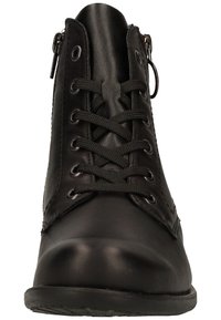 Černá kotníková bota z kůže s kulatou špičkou, šněrováním vpředu a bočním zipem pro snadné nošení. Texturovaný povrch s kovovými ozdobami.