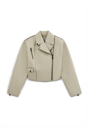 Geknipte beige neplederen motorjack met zwarte ritsaccenten, twee ritszakken en een diagonale sluiting aan de voorkant.