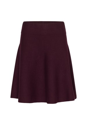 Effen donkerburgundy flared rok met een brede tailleband van zachte gebreide stof op een witte achtergrond.