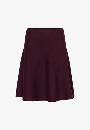 Egyszínű, sötét vörös flared szoknya széles derékpánttal, puha kötött anyagból, fehér háttérrel.