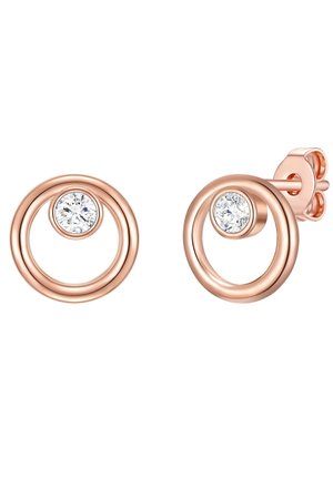Des boucles d'oreilles circulaires en or rose présentent deux anneaux entrelacés avec un cristal transparent au centre de chacun. Texture lisse avec finition polie.