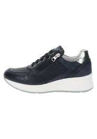 Sneakers navy con tomaia in pelle liscia e mesh, dettagli argento sul tallone, suola bianca e zip laterale per un facile accesso.