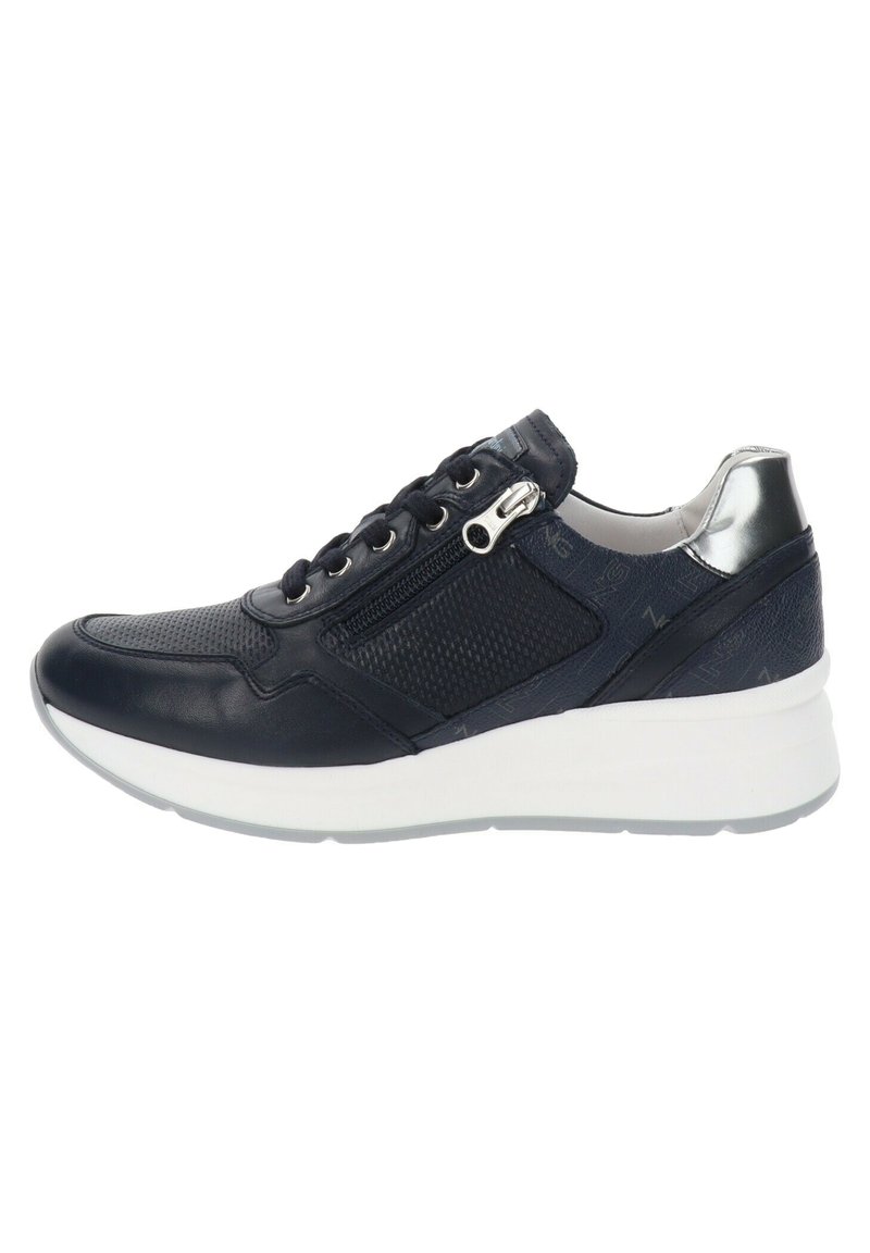 Sneakers navy con tomaia in pelle liscia e mesh, dettagli argento sul tallone, suola bianca e zip laterale per un facile accesso.