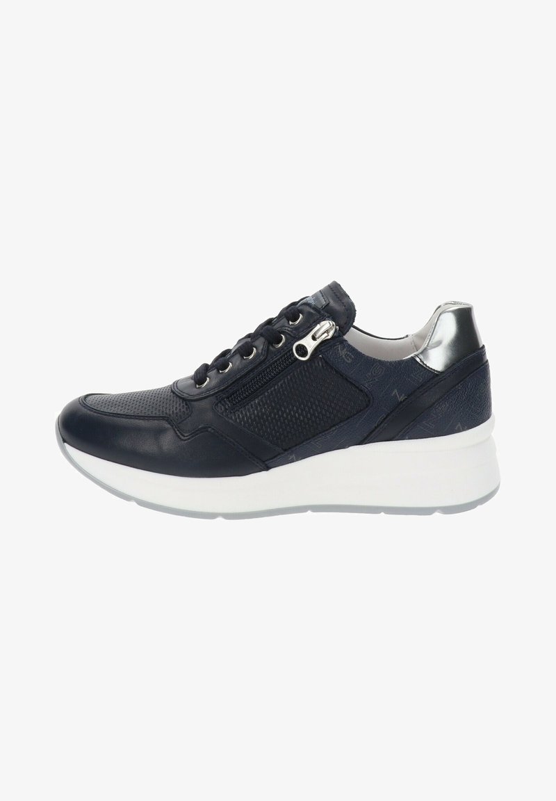 Sneakers navy con tomaia in pelle liscia e mesh, dettagli argento sul tallone, suola bianca e zip laterale per un facile accesso.