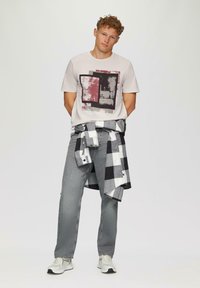 QS MIT FRONTDRUCK - T-shirt print - hellgrau