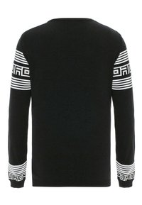 Schwarzer Langarmpullover mit weißen geometrischen Akzenten an den Ärmeln und gerippten Bündchen. Glatte Textur, Rundhalsausschnitt-Design.