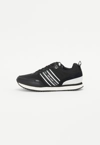 Sneakers sportivi neri con accenti bianchi e grigi. Realizzati in materiale sintetico, con lacci, dettaglio del logo e suola in gomma testurizzata.