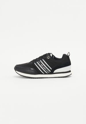 Sneakers sportivi neri con accenti bianchi e grigi. Realizzati in materiale sintetico, con lacci, dettaglio del logo e suola in gomma testurizzata.